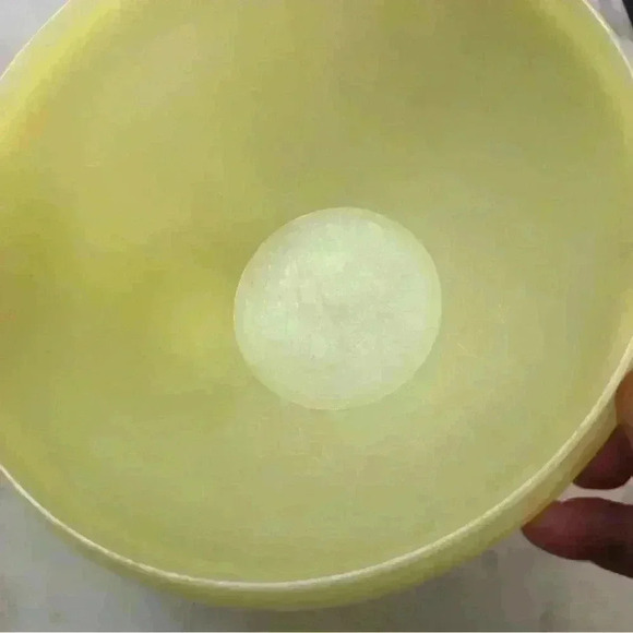 Vintage Tupperware bowl 235-29 in  yellow with Frig-o-Seal replacement lid - Picture 6 of 9